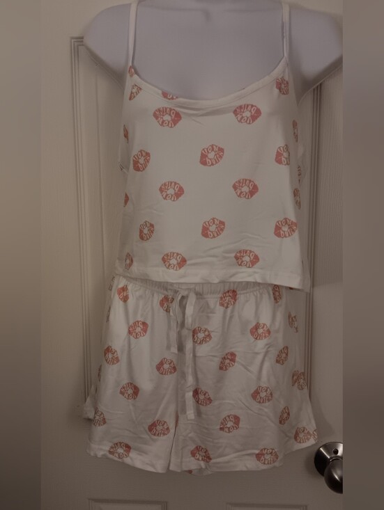 Von Dutch Tops - Von Dutch White Tank & Shorts with Pink Lip Print 2pc Set Women's Size L NWT